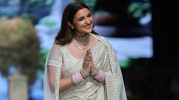 কপালে চওড়া সিঁদুর, হাতে চূড়া, ল্যাকমে ফ্যাশন উইকে মঞ্চ মাতালেন মিসেস পরিণীতি রাঘব চড্ডা