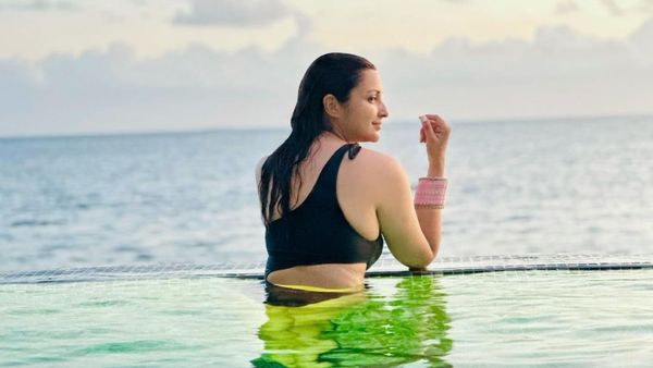 Parineeti Chopra: গোলাপী চূড়া হাতে কালো মনোকিনিতে সুইমিং পুলে ডুব, হানিমুনের আগেই গার্লস ট্রিপে পরিণীতি