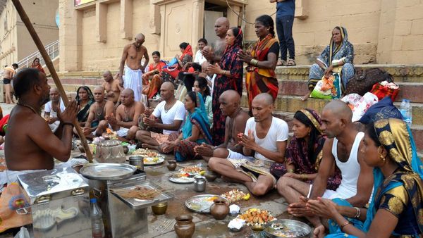 Pitru Paksha 2023: পিতৃপক্ষের সময় কোন কোন জিনিস দান করলে আর্থিক সঙ্কট কাটে, জানেন