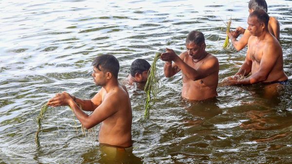 Pitru Paksha 2023: পিতৃপক্ষের সময় কোন কোন স্বপ্ন দেখলে পূর্বপুরুষদের বিশেষ আশীর্বাদ পাবেন