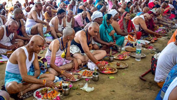 Pitru Paksha 2023: পিতৃদোষ দূর করতে পিতৃপক্ষের সময় মানুন এই প্রতিকারগুলি