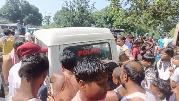 চুরি করতে এসে এ কী বিপত্তি! চোরকে উদ্ধার করল পুলিশ ও স্থানীয়রা?