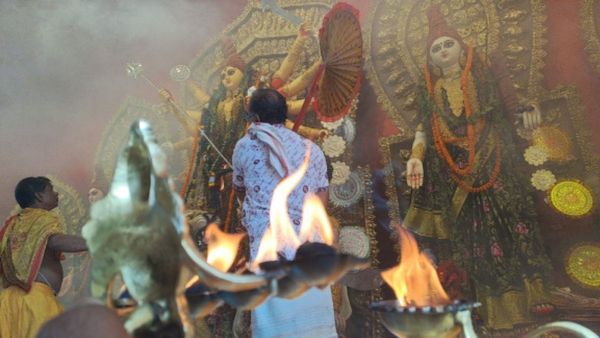 Vijaya Dashami 2023: উমা যাবেন বাপের বাড়ি! উৎসবের মাঝেই বিষণ্ণতার সুর