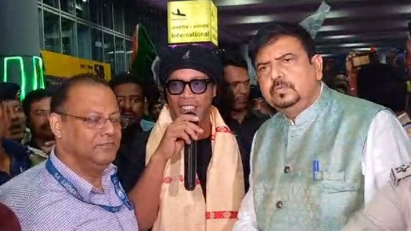Ronaldinho: রোনাল্ডিনহো কলকাতায়! কাল মুখ্যমন্ত্রীকে দেবেন জার্সি, মঙ্গলে সৌরভ-সাক্ষাৎ, আর কী প্ল্যান?