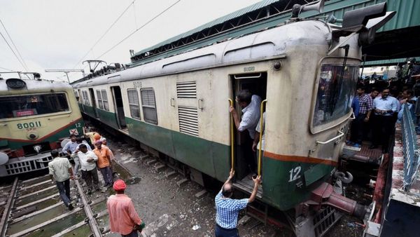 Sealdah railway division: শিয়ালদহ দক্ষিণে ওভারহেড তার ছিঁড়ে বিপত্তি! কখন স্বাভাবিক হবে পরিস্থিতি