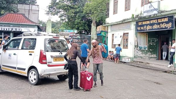 Sikkim Flood: প্রকৃতির রোষে ভয়াল পরিস্থিতি! শিলিগুড়ি থেকে বাতিল সিকিমগামী সমস্ত বাস