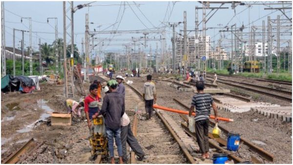 কাঞ্চনকন্যা এক্সপ্রেসের ধাক্কায় ২ শিশু সহ ৩ জনের মৃত্যু, গোবরা স্টেশনে ধুন্ধুমার