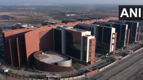 মুম্বই থেকে সুরতে হিরে ব্যবসায়ীরা? তৈরি বিশ্বের সব থেকে বড় অফিস বাড়ি!