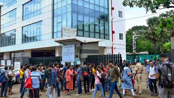 It Jobs For Freshers: Infosys, TCS-এ এবার বন্ধ নিয়োগ! চিন্তার ভাঁজ পড়ুয়াদের