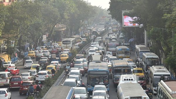Durga Puja 2023: পুজোর আগে শেষ রবিবার, ট্রাফিক জ্যাম এড়িয়ে কীভাবে সকাল সকাল পৌঁছবেন গন্তব্যে জেনে নিন