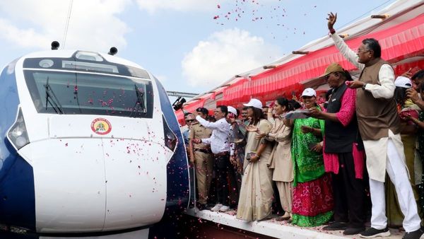 Vande Bharat Express: বদলে যাচ্ছে হাওড়া থেকে বন্দে ভারত ছাড়ার সময়! কেন এমন সিদ্ধান্ত রেলের