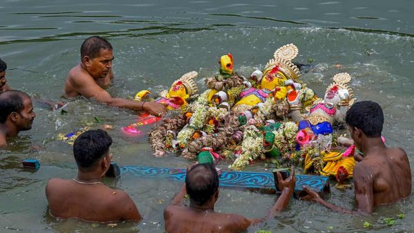 West Bengal Weather: গভীর রাতে আঘাত হানল ঘূর্ণিঝড় হামুন! একনজরে বাংলার জেলাগুলির আবহাওয়া