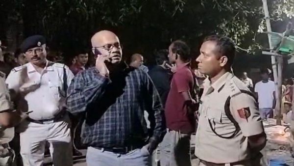 বানের জলে ভেসে যাওয়া চারজনের খোঁজ নেই এখনও, ডুবুরি নামিয়ে চলছে তল্লাশি