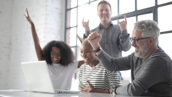 এই সংস্থায় মাত্র ১ টাকারও কম দামের শেয়ারে বিনিয়োগ করে আজ কোটিপতি অনেকেই