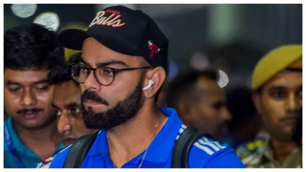 Virat Kohli: বিমানের ইকোনমি ক্লাসে বিরাট যাত্রী, পাশে নেই সতীর্থরাও, কোথায় গেলেন কিং কোহলি? দেখুন ভিডিও