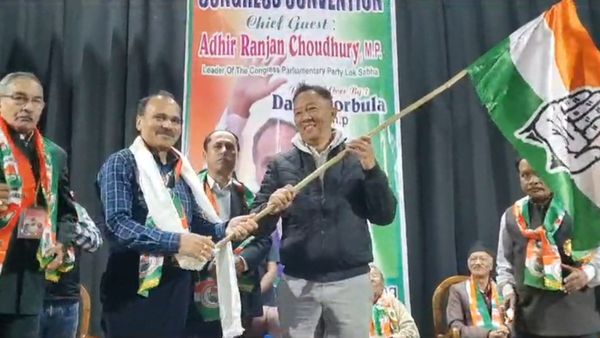 হঠাৎ করে পাহাড়ে ঢুকে পড়ল অন্য হাওয়া, অধীরের হাত ধরলেন বিনয় তামাং