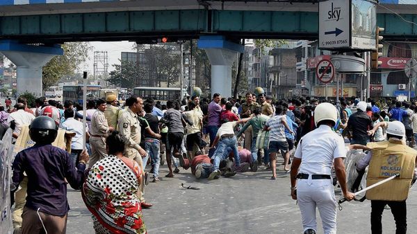 জগদ্ধাত্রী পুজোর বিসর্জন ঘিরে রণক্ষেত্র চিংড়িঘাটা, মাঝ রাস্তায় পড়ে রক্তাক্ত দেহ