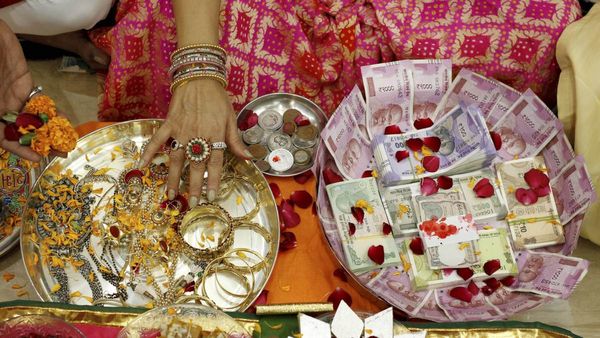 Dhanteras 2023: আর্থিক সঙ্কট কাটাতে ধনতেরাসের দিন করুন এই প্রতিকারগুলি