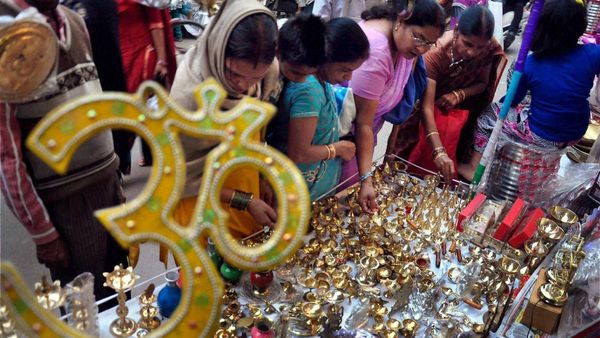 Dhanteras 2023: কুবেরের কৃপা পেতে ধনতেরাসের দিন সম্পদের দেবতাকে এগুলি দান করুন