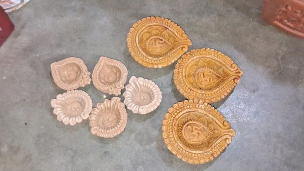 এলইডি থাকতেই পারে, প্রদীপের বিকল্প নেই, টেরাকোটা প্রদীপ বানাতে ব্যস্ত শিল্পীরা