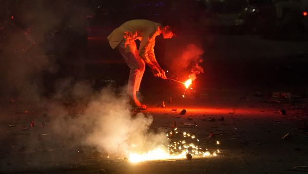 দূ্ষণ নিয়ে দুশ্চিন্তা, বাজি পোড়ানোর ক্ষেত্রে কী নিয়ম ও সময় নির্ধারিত রাজ্যগুলিতে? দেখে নিন