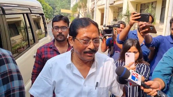 ফাইল নিয়ে ইডি অফিসে কামারহাটি পুরসভার চেয়ারম্যান গোপাল সাহা, কোন তথ্য দিচ্ছেন তিনি?