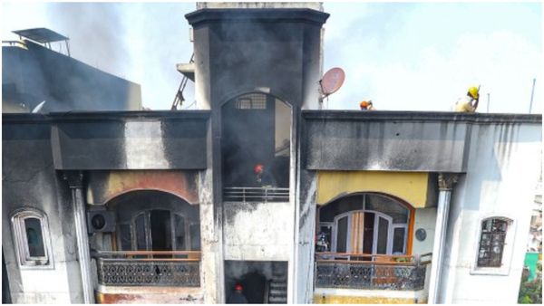 Hyderabad Fire: ভোটের আগে ভয়ঙ্কর কাণ্ড, দাউ দাউ করে জ্বলছে বহুতল, জনলা দিয়ে ঝাঁপ বাসিন্দাদের