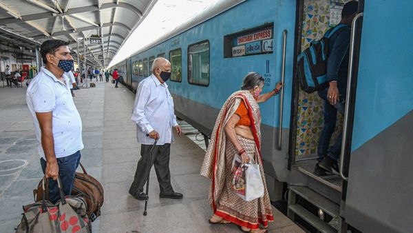 IRCTC Tour Package: শীতে কম খরচে বেড়াতে যেতে চান? জেনে নিন ডিসেম্বর স্পেশাল প্যাকেজ