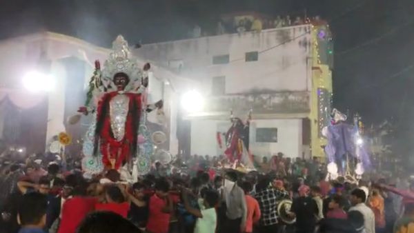 রাস্তায় ছুটছে একের পর এক কালী প্রতিমা, মানুষের ঢল, কোথায় গেলে দেখবেন এই ঘটনা?