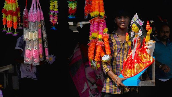 Goddess Lakshmi: ঋণ থেকে মুক্তি পেতে ও মা লক্ষ্মীর কৃপা পেতে মেনে চলুন এই টিপসগুলি