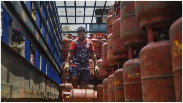 LPG Cylinder: দীপাবলির আগে মধ্যবিত্তের পকেটে কোপ, এক ধাক্কায় রান্নার গ্যাসের দাম বাড়ল ১০০ টাকা