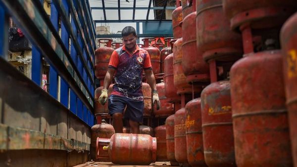 LPG Price: নাটকীয়ভাবে কমল বাণিজ্যিক রান্নার গ্যাসের দাম! কলকাতায় সিলিন্ডার পিছু কত পড়বে