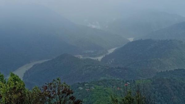 Travel: ছোট্ট পাহাড়ি গ্রাম, সাজানো গোছানো ফুলের মেলা, ছুটিতে কটা দিন কাটিয়ে আসুন গুরদূমে