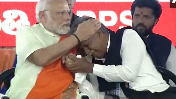 Telangana Assembly Election 2023: মঞ্চেই মোদীকে জড়িয়ে কাঁদলেন! সাক্ষী দেশ