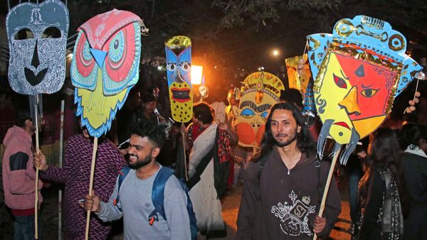 Travel: পৌষ মেলার আগে বড় আকর্ষণ, আগামীকাল বড় মেলা শান্তিনিকেতনে, সপ্তাহান্তের ছুটিতে ঘুরে আসুন
