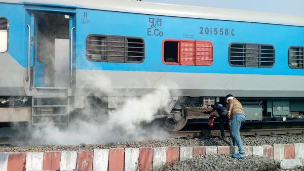 কামরায় ধোঁয়া, আগুন আতঙ্ক শালিমার - পুরী ধৌলি এক্সপ্রেসে, কী হল তারপর?