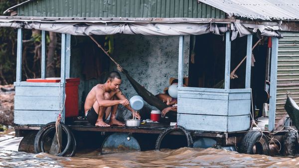 Vastu Tips: আর্থিক দিকে উন্নতি করতে দারিদ্র ব্যক্তিদের কোন কোন জিনিস দান করা শুভ?