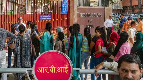 Personal Loan Interest Rates: রিজার্ভ ব্যাঙ্কের নয়া নিয়মে সুদের বোঝা বাড়ার শঙ্কা