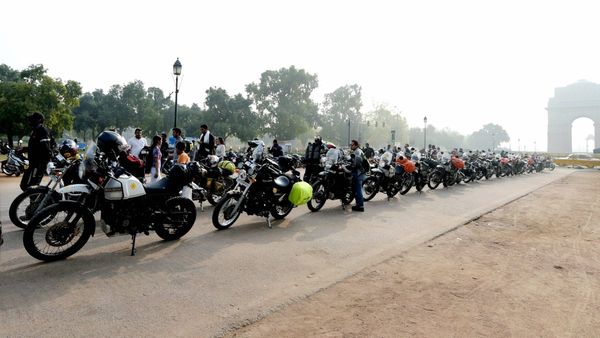 Electric Bike: Royal Enfield এর ইভি বাইক HIM-E-এর পর্দা উঠতেই হৈহৈ কাণ্ড! কবে মিলবে কলকাতায়?