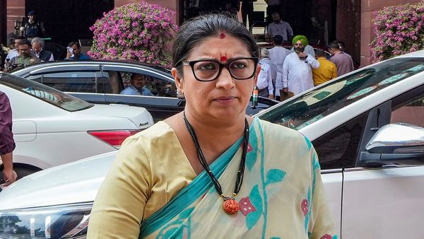 বাঘেলকে প্রশ্নবাণ স্মৃতি ইরানির, ছত্তিশগড়ে কংগ্রেসের প্রচারে হাওয়ালার টাকা?