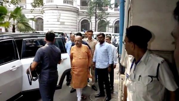 Narada Scam: হঠাৎ বান্ধবী বৈশাখীকে নিয়ে আদালতে শোভন, সঙ্গে ববি-মদনও