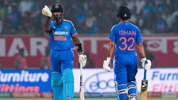 IND vs AUS T20I: ভয়ডরহীন ক্রিকেটে নজির গড়ে খুশি সূর্য! ভক্তদের কাটা ঘায়ে নুনের ছিটে দিতেই মিমের বন্যা