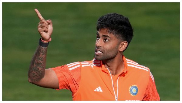 ICC World Cup 2023: ব্যাট নয় হাতে ক্যামেরা, শ্রীলঙ্কা ম্যাচের আগে ভূমিকা বদল সূর্যের, দেখুন ভিডিও