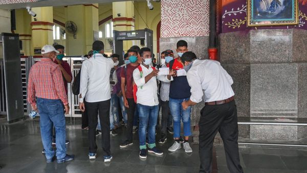 Rail News: নিষিদ্ধ হল প্ল্যাটফর্ম টিকিট বিক্রি! ছট পুজোর আগে বড় সিদ্ধান্ত ভারতীয় রেলের