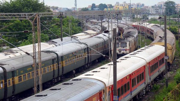 Indian Railways: শেষ বেলায় বেড়াতে যাওয়ার টিকিট কাটেন যাঁরা তাঁদের জন্য সুখবর, বড় সিদ্ধান্ত রেলের