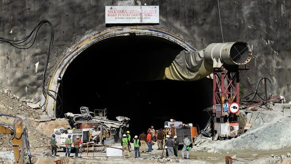 Uttarkashi: ছয় ইঞ্চি পাইপের মাধ্যমে টানেলের মধ্যে যোগাযোগ, কাজে নামল দুটি রোবট