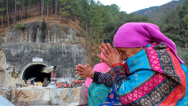 উত্তরকাশীর সুড়ঙ্গ থেকে মানিক তালুকদার কখন বাড়ি ফিরবেন? টিভির সামনে অপেক্ষায় স্ত্রী ও পরিবার