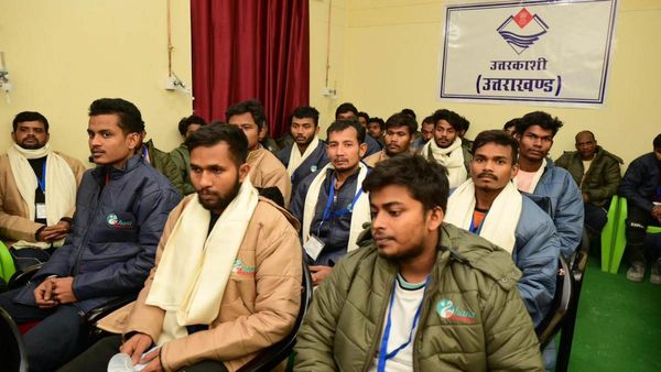 Uttarakhand Tunnel Rescue:ইলেকট্রিক্যালে ডিপ্লোমা ভিন রাজ্যে টানেল শ্রমিক!কর্মসংস্থানে মমতার দাবি ঘিরে প্রশ্ন