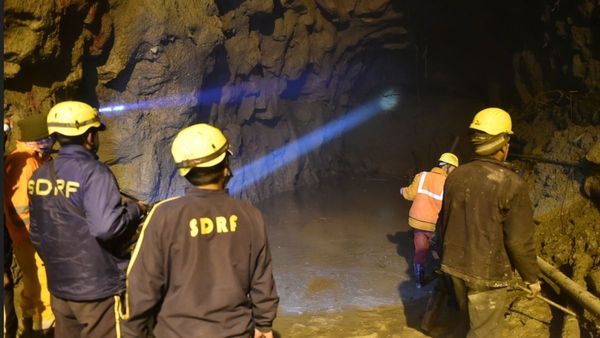 Uttarkashi Tunnel Rescue: ১৭ দিন পর অন্ধকার সুড়ঙ্গের শেষে আলোর রেখা, একে একে বেরিয়ে আসছেন শ্রমিকরা