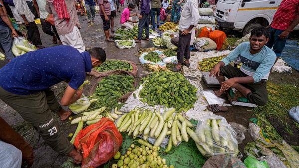 ফুলকপি ৪০ টাকা, কড়াইশুঁটি ২০০ টাকা, ভাইফোঁটার বাজারে সবজির দামে যেন আগুন